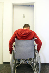 Tür für ein behindertengerechtes Badezimmer