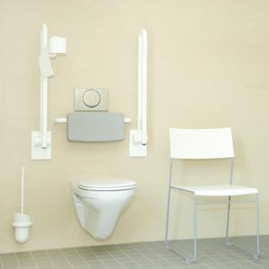 Toilette im behindertengerechten Badezimmer