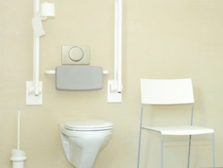 Toilette im behindertengerechten Badezimmer